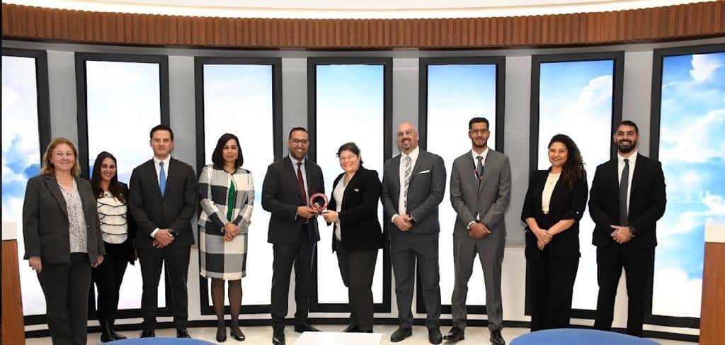 أعلن بنك أبوظبي الأول مصر، أحد أكبر البنوك العاملة في مصر، عن فوزه بجائزة "الريادة في رقمنة مدفوعات الشركات الصغيرة والمتوسطة" خلال فعاليات Mastercard EDGE 2023 الذي أقيم في دبي تحت عنوان "إعادة تصوّر معاملات الغد" بمشاركة خبراء قطاع البنوك لمناقشة الأساليب الناشئة ودورها في إعادة تشكيل منظومة المدفوعات الرقمية.