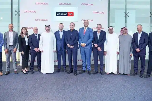 تعاون بين Oracle  و اتصالات لدعم خدمات الذكاء الإصطناعي